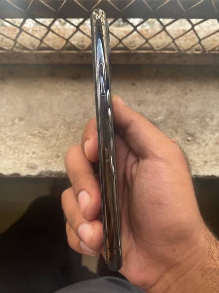 Iphone 11 pro 64gb pta approved 5