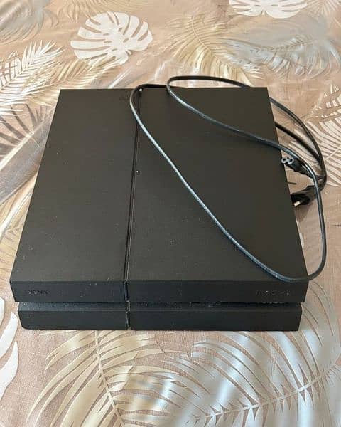 Ps4 1tb Uncharted 4 edition imported UAE with controller 1