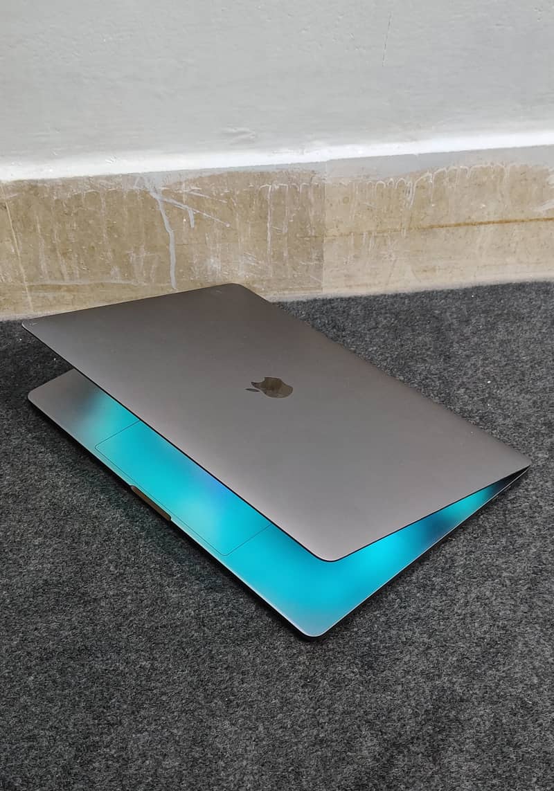 Macbook Pro 2018 i7 32gb 1tb touch bar 3