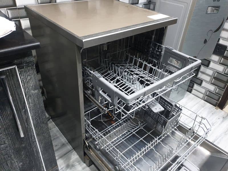 LG DISH WASHER ALMOST NEW 2