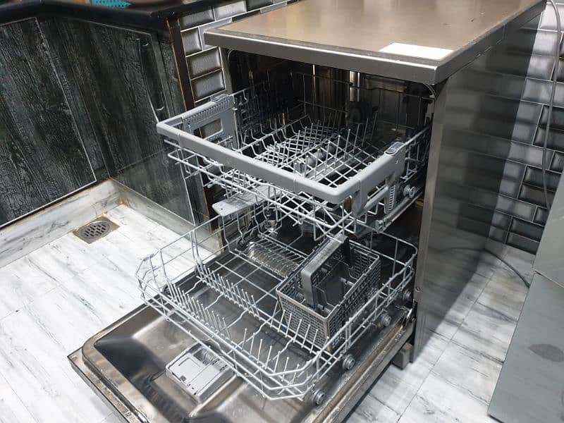 LG DISH WASHER ALMOST NEW 3