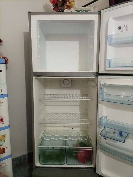 REFRIGERATOR 0