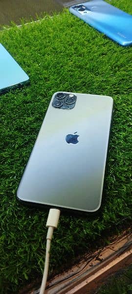 iphone 11 pro max  ,,  64gb. all ok   factory unlock,,, box +chrg sth 0