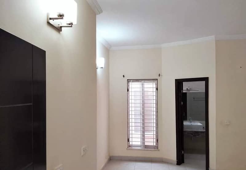 Precinct 10A Villa For Rent 17