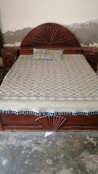 wooden bed in excellent condition 0