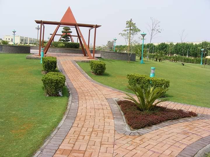 Bahria orchard 18 marla possession utility paid Plot available for sale in D block 12