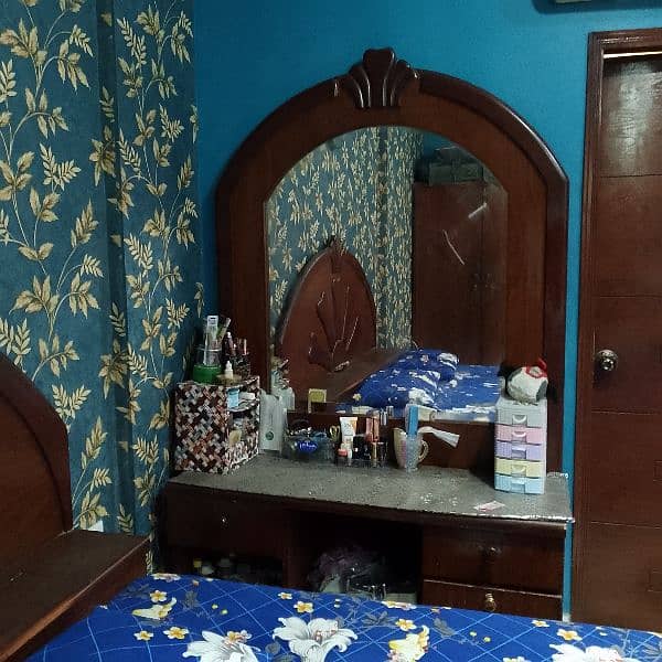 King size bed room set in used condition 2