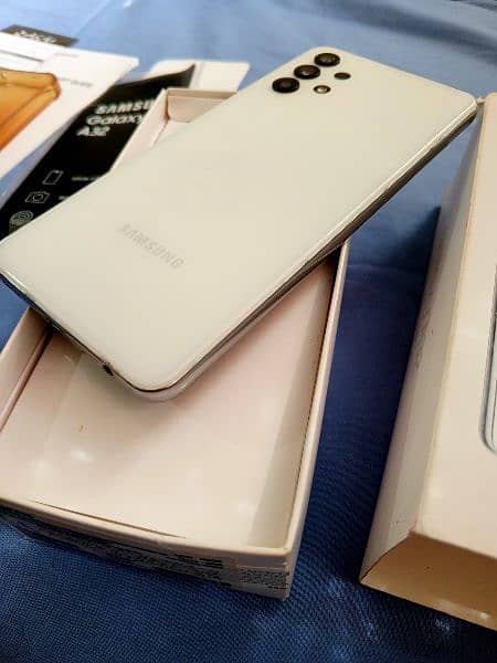 Samsung galaxy A32
Complete box, Like New 1