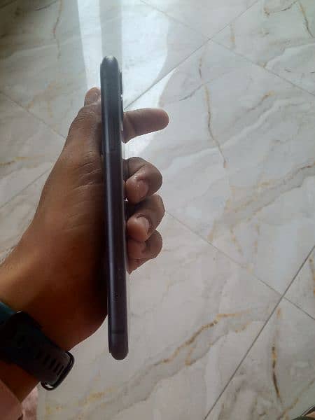 iPhone 11 64gb non PTA 5