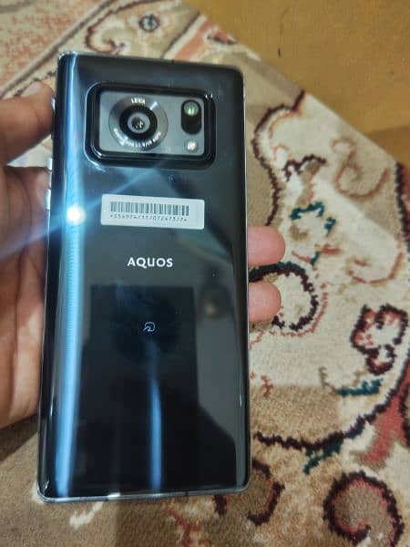 aquos R6 1