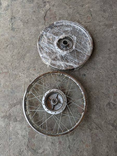 Suzuki GS 150 wheels 0