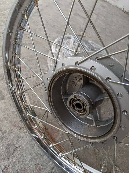 Suzuki GS 150 wheels 1