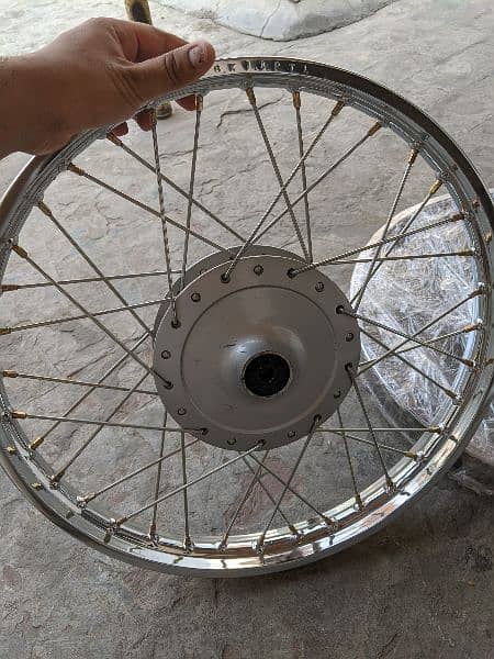 Suzuki GS 150 wheels 2