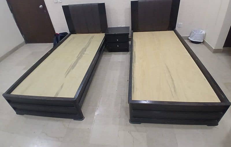 2 single bed and centretable 0