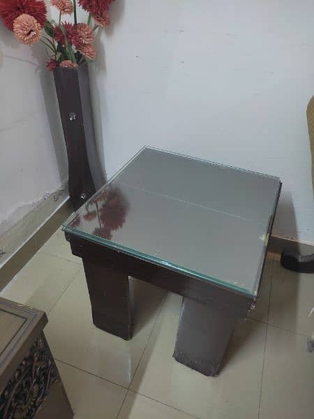 centre table with 2 side tables and their mirrors 4