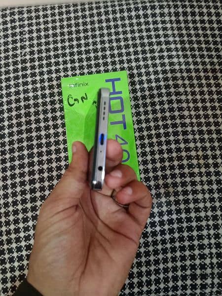 Infinix hot 40 10/ 10 box charger 2