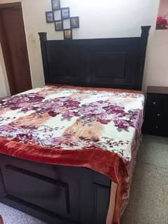 Wooden Complete Bed set For Sale. Excellent Condition Kingsize Bed