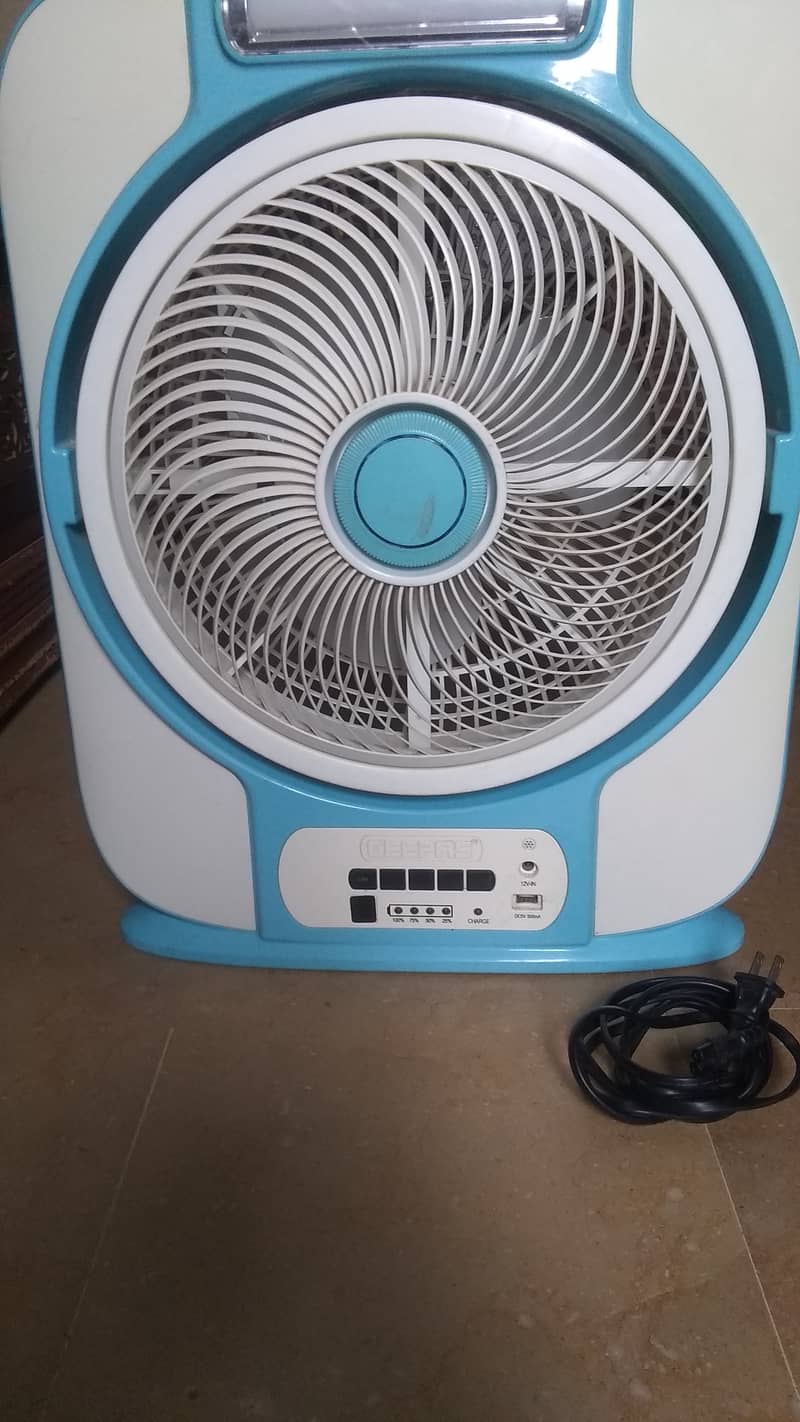 Geepas rechargeble fan with LED light. 1