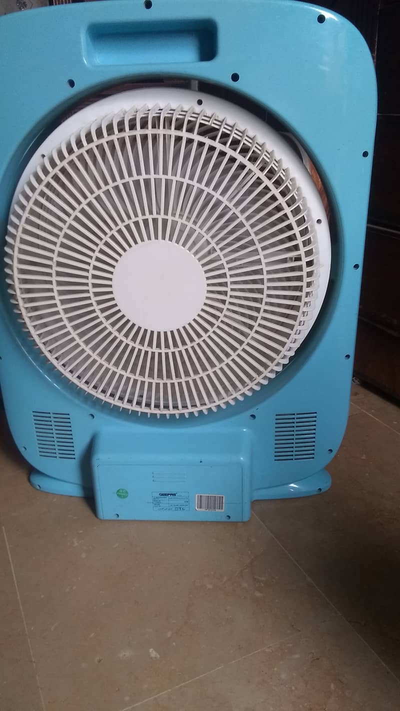 Geepas rechargeble fan with LED light. 4