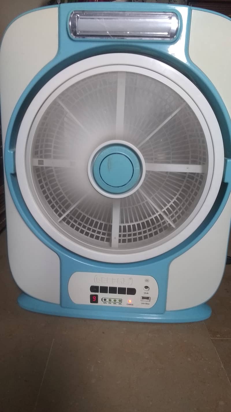 Geepas rechargeble fan with LED light. 8