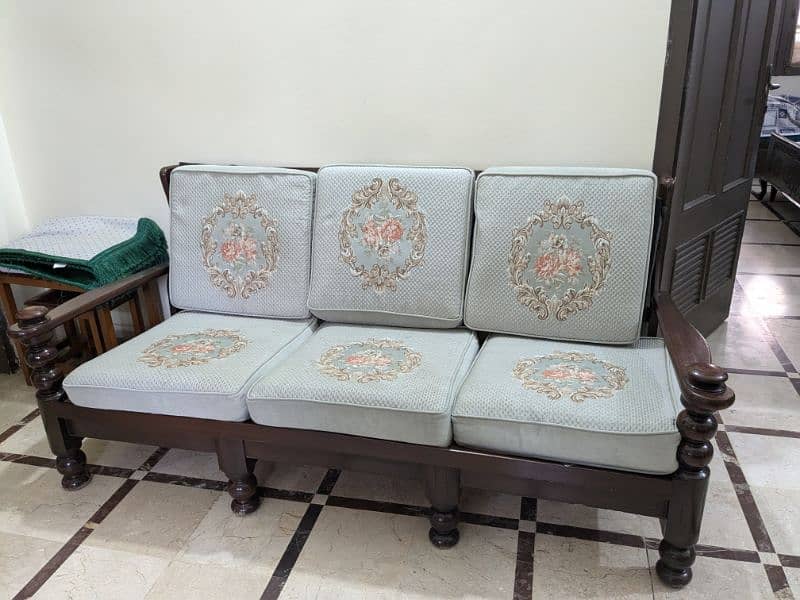 wooden Sofa in very Good Condition 1