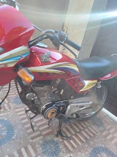 Honda deluxe 125 for sale good condition lahore no  03008565850