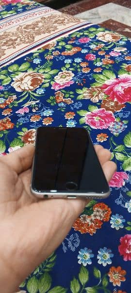 Iphone 6 10/10 condition 2