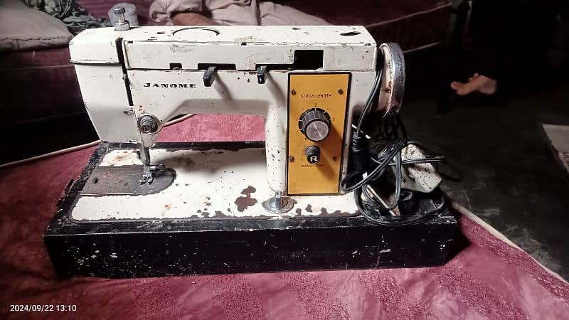 sewing machine in very good condition motor connected 0