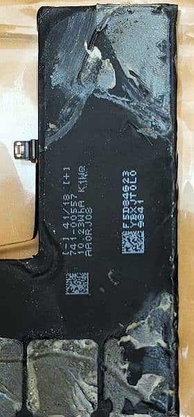 IPHONE XS ORIGINAL BATTERY WITH 82 HEALTH AND STRIP ATTACHED 1