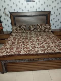 Good condition bed set with side table and dresing table without matss 0