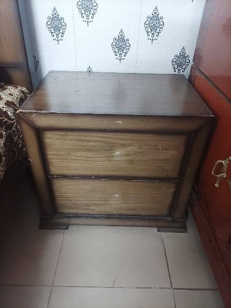 Good condition bed set with side table and dresing table without matss 1