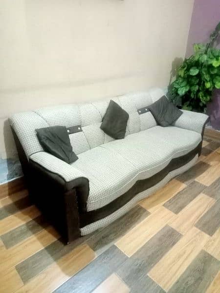 bilkul new jaisa sofa set (bohat kam use howa hai) 1