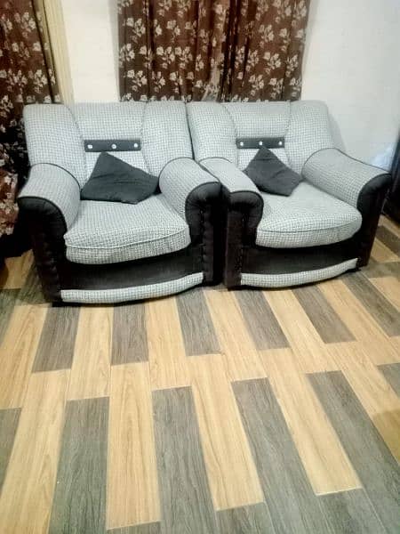 bilkul new jaisa sofa set (bohat kam use howa hai) 2