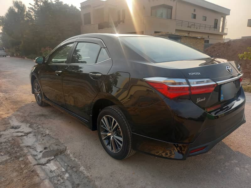 Toyota Corolla Altis 1.8 Auto with Black interior 5