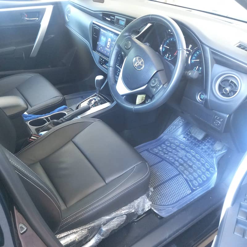 Toyota Corolla Altis 1.8 Auto with Black interior 9