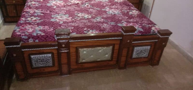 Complete bed room set with neet & clean condition 4