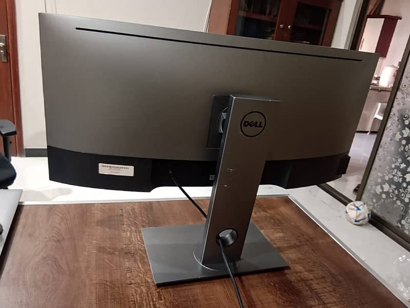 Dell U3417W 34″ Curved Monitor 2K Resolution HDMI USB3.0 Speakers 1