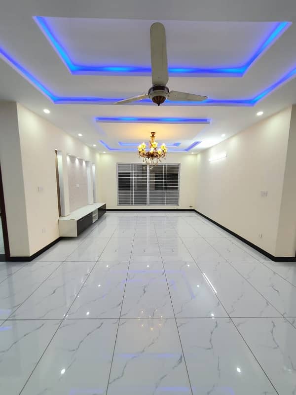 14 Marlas Tile Flooring House With All Basic Facilities G-13/2 4