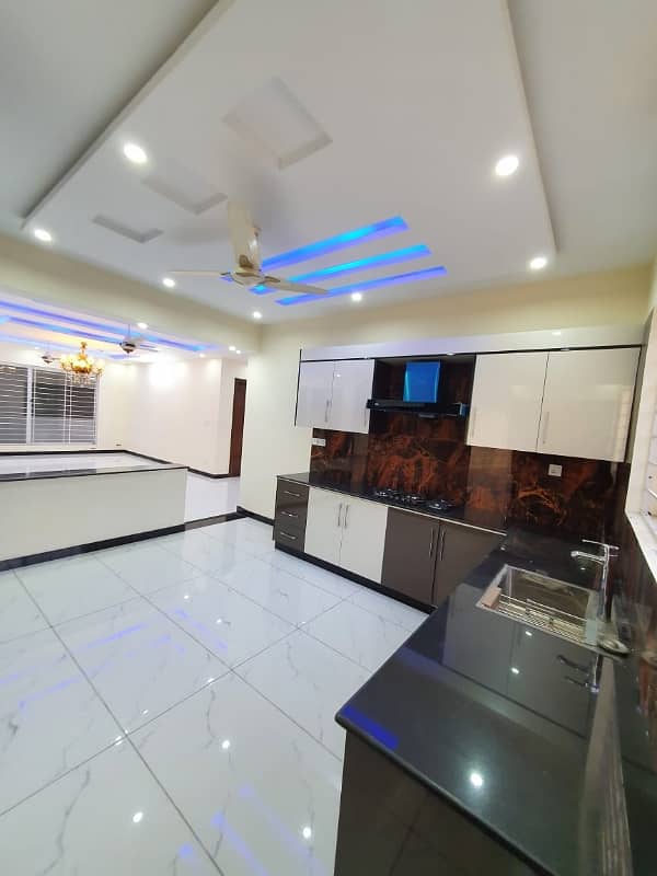 14 Marlas Tile Flooring House With All Basic Facilities G-13/2 6