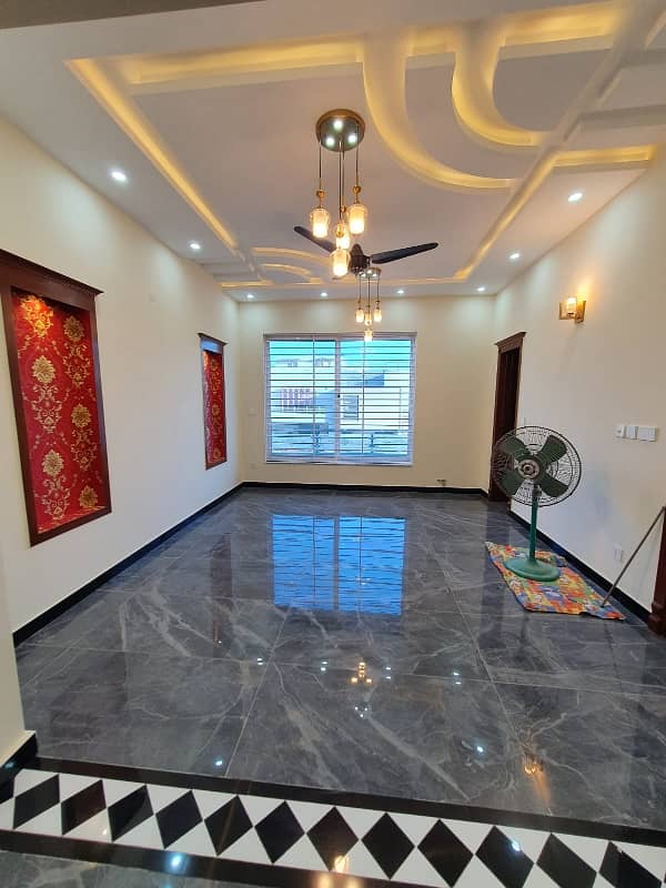 14 Marlas Tile Flooring House Gas Water Bore All Facilities G-13 2