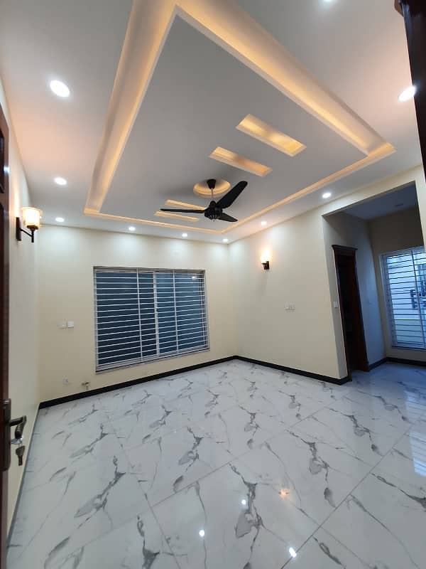 14 Marlas Tile Flooring House Gas Water Bore All Facilities G-13 7