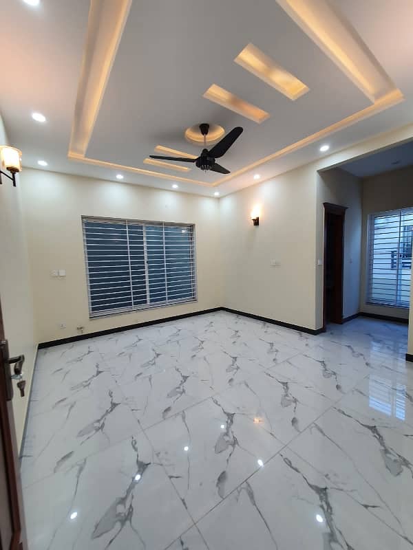 14 Marlas Tile Flooring House Gas Water Bore All Facilities G-13 10