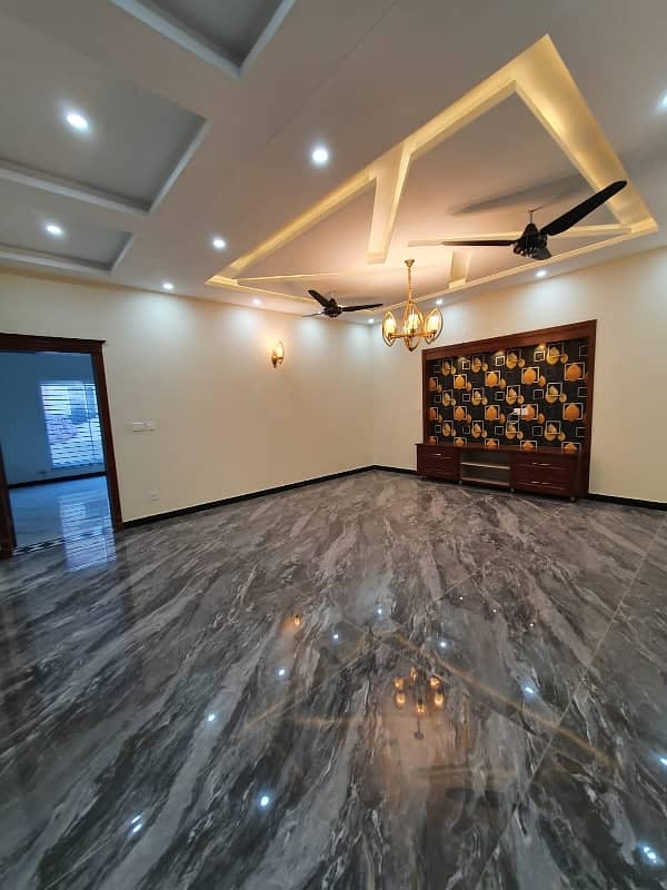 14 Marlas Tile Flooring House Gas Water Bore All Facilities G-13 11