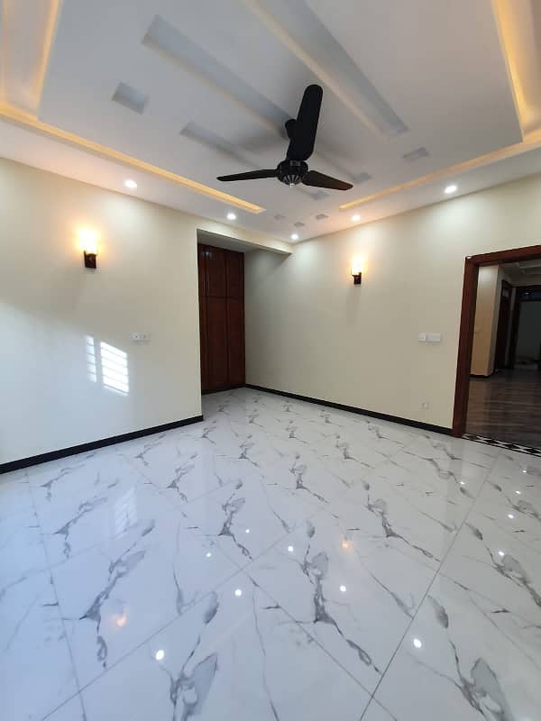 14 Marlas Tile Flooring House Gas Water Bore All Facilities G-13 12