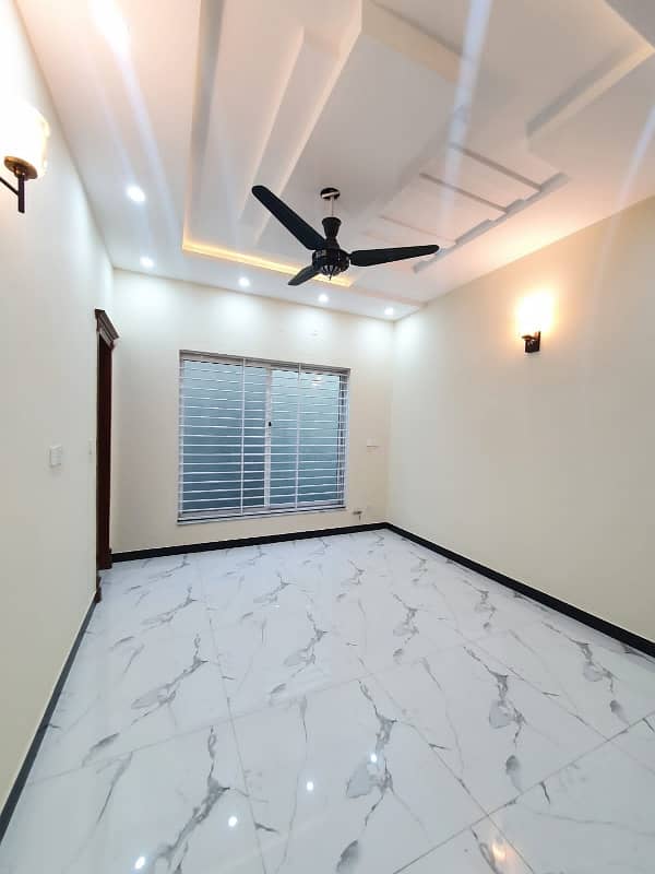 14 Marlas Tile Flooring House Gas Water Bore All Facilities G-13 13