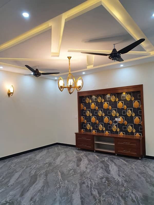 14 Marlas Tile Flooring House Gas Water Bore All Facilities G-13 15