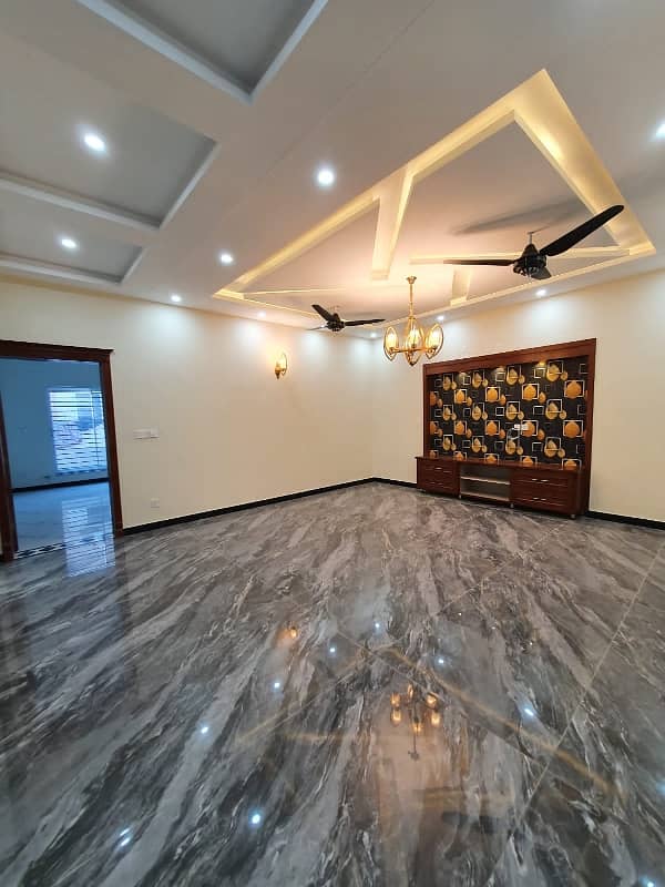 14 Marlas Tile Flooring House Gas Water Bore All Facilities G-13 16