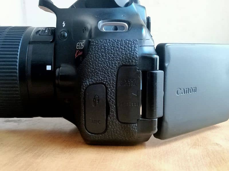 Canon 600d with 18 55mm autofocus lense lush condition with grip 4