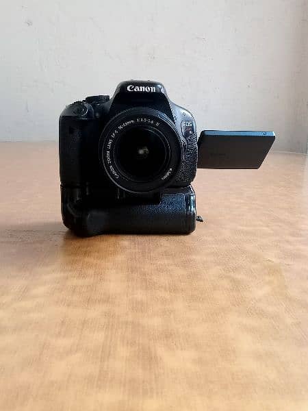 Canon 600d with 18 55mm autofocus lense lush condition with grip 6