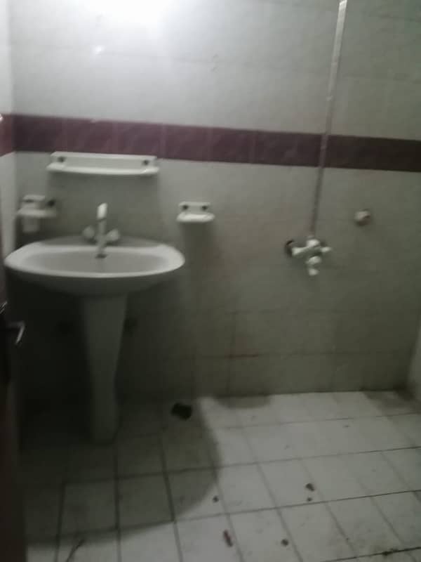 For Bachelor 5 Marla Lower Portion For Rent In Johar Town 4